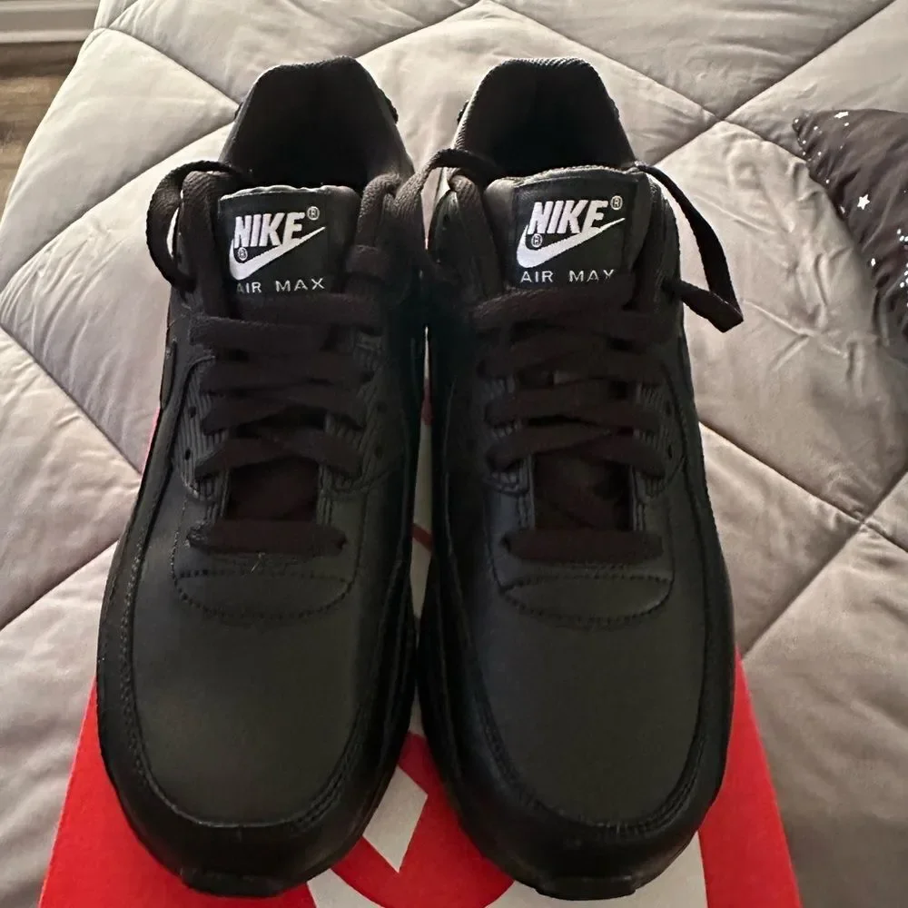 Nike Kids Black Sneakers. 7Y